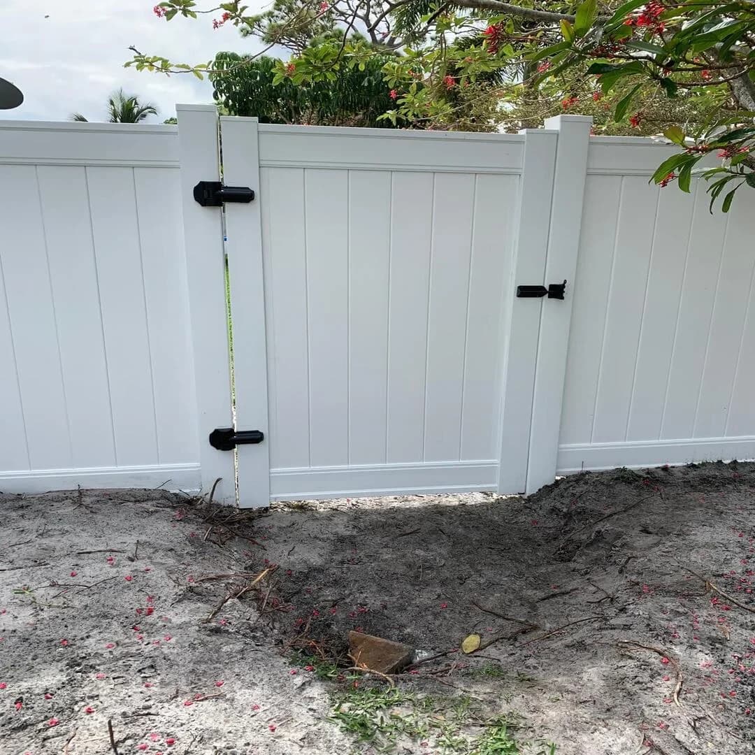 New white vinyl privacy fence and gate by JC General Painting in South Florida